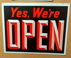 Schild   YES, WE`RE OPEN